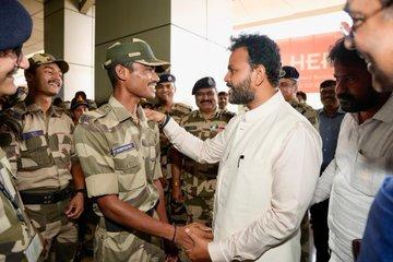 माननीय नागरिक विमानन श्री राम मोहन नायडू ने जम्मू हवाई अड्डे के समग्र परिचालन की समीक्षा की - यात्री सुविधाओं से लेकर बुनियादी ढांचे की प्रगति तक।
