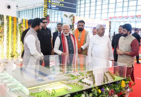 माननीय प्रधान मंत्री ने पटना हवाई अड्डे पर अत्याधुनिक नए टर्मिनल भवन का उद्घाटन किया, जिसे लगभग ₹1,200 करोड़ की लागत से विकसित किया गया है, जिससे हवाई अड्डे की वार्षिक यात्री हैंडलिंग क्षमता 1 करोड़ बढ़ जाएगी।