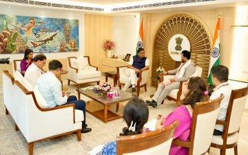 उनकी चर्चा असम में विमानन बुनियादी ढांचे को मजबूत करने और हवाई संपर्क बढ़ाने पर केंद्रित थी।