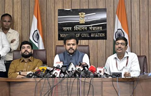केंद्रीय नागरिक उड्डयन मंत्री श्री किंजरापु राम मोहन नायडू ने 14 जून, 2025 को नई दिल्ली के उड़ान भवन में अहमदाबाद में एयर इंडिया विमान दुर्घटना पर एक संवाददाता सम्मेलन को संबोधित किया और इस घटना पर गहरा दुख व्यक्त किया। केंद्रीय नागरिक उड्डयन मंत्री श्री किंजरापु राम मोहन नायडू ने 14 जून, 2025 को नई दिल्ली के उड़ान भवन में अहमदाबाद में एयर इंडिया विमान दुर्घटना पर एक संवाददाता सम्मेलन को संबोधित किया और इस घटना पर गहरा दुख व्यक्त किया।