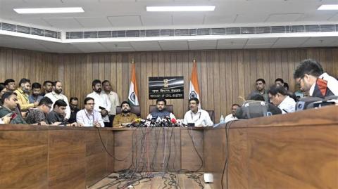 केंद्रीय नागरिक उड्डयन मंत्री श्री किंजरापु राम मोहन नायडू ने 14 जून, 2025 को नई दिल्ली के उड़ान भवन में अहमदाबाद में एयर इंडिया विमान दुर्घटना पर एक संवाददाता सम्मेलन को संबोधित किया और इस घटना पर गहरा दुख व्यक्त किया। केंद्रीय नागरिक उड्डयन मंत्री श्री किंजरापु राम मोहन नायडू ने 14 जून, 2025 को नई दिल्ली के उड़ान भवन में अहमदाबाद में एयर इंडिया विमान दुर्घटना पर एक संवाददाता सम्मेलन को संबोधित किया और इस घटना पर गहरा दुख व्यक्त किया।