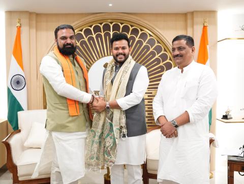 चर्चा बिहार में चल रही और आगामी विमानन परियोजनाओं पर केंद्रित थी।