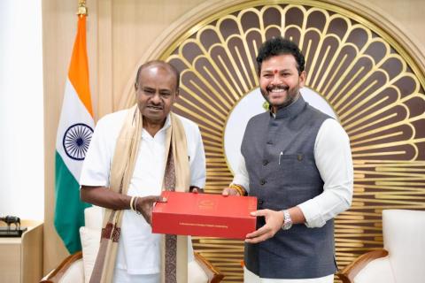 Hon'ble Civil Aviation Minister Shri Ram Mohan Naidu met Hon’ble Minister of Heavy Industries & Public Enterprises, Sh. H.D. Kumaraswamy Ji at the Ministry of Civil Aviation.