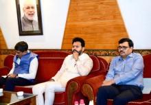 उन्होंने नागरिक उड्डयन मंत्रालय के सचिव और भारतीय विमानपत्तन प्राधिकरण के अध्यक्ष के साथ समर्पित हवाईअड्डा कर्मचारियों से व्यक्तिगत रूप से बातचीत की।